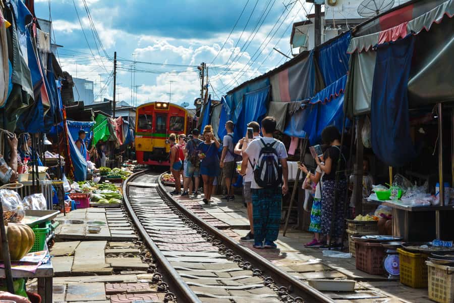 Bangkok: Maeklong Train Market & Floating Market Day Tour - Two markets, one long day from Bangkok
