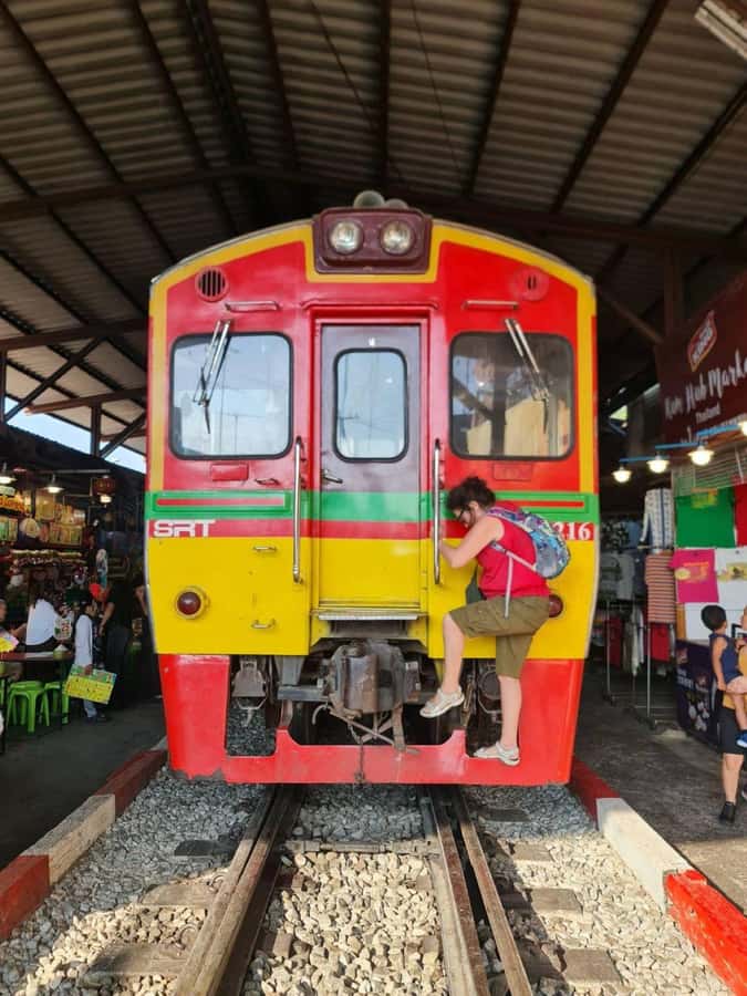 Bangkok: Maeklong Train Market & Floating Market Day Tour - Why a private tour helps here