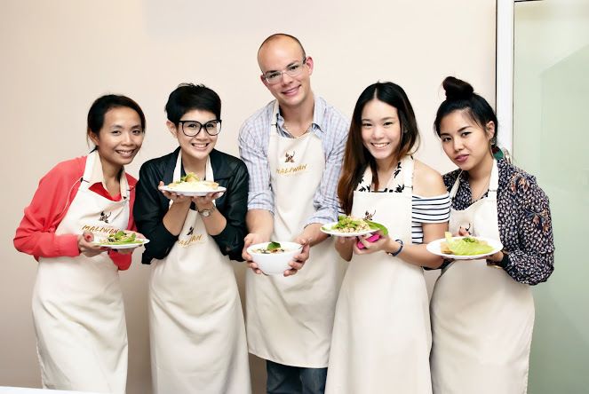 Bangkok: Maliwan Thai Cooking Class with Market Tour - What makes the small group size useful