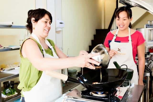 Bangkok: Maliwan Thai Cooking Class with Market Tour - The market visit gives the class its local flavor