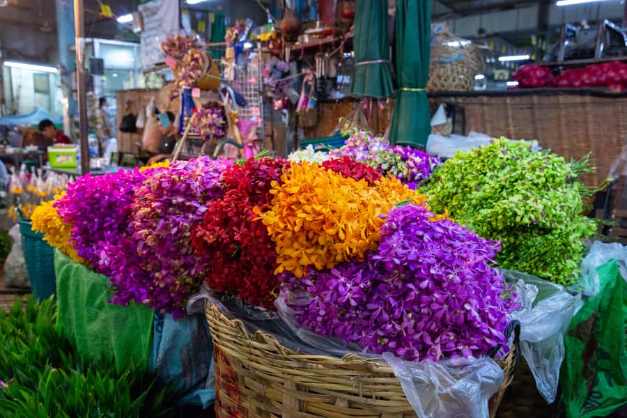 Bangkok: Markets, Temples and Food Night Tour by Tuk Tuk - Wat Prayoon after dark