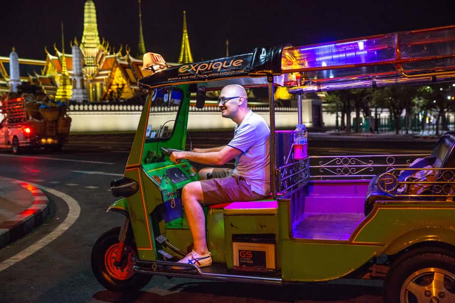 Bangkok: Markets, Temples and Food Night Tour by Tuk Tuk - The Flower Market when the city is still awake