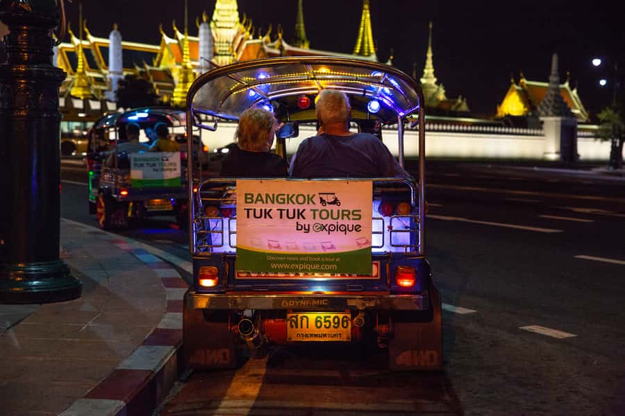 Bangkok: Markets, Temples and Food Night Tour by Tuk Tuk - What the guides add to the evening