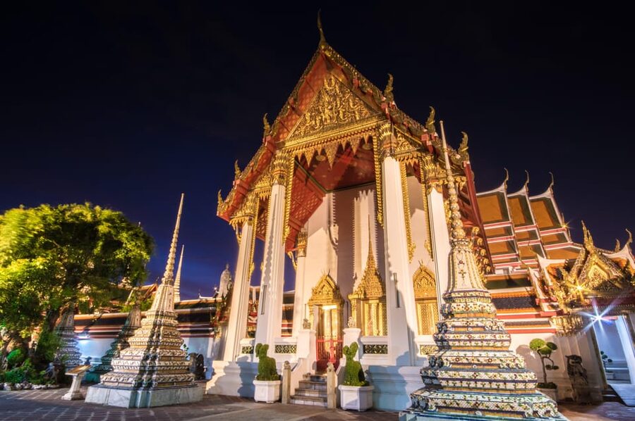 Bangkok: Night Bike Tour with Temples & Flower Market Visit - Safety, effort, and what the ride feels like