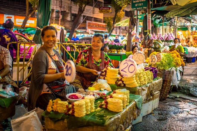 Bangkok: Night Bike Tour with Temples & Flower Market Visit - Phra Sumen Fort and Rama VIII Bridge