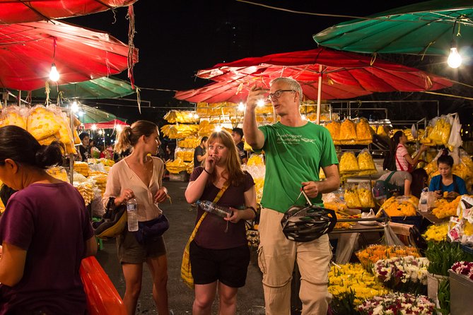 Bangkok: Night Bike Tour with Temples & Flower Market Visit - Crossing the Chao Phraya with the bikes