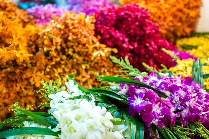 Bangkok: Night Bike Tour with Temples & Flower Market Visit - Wat Rakang and the Thonburi side