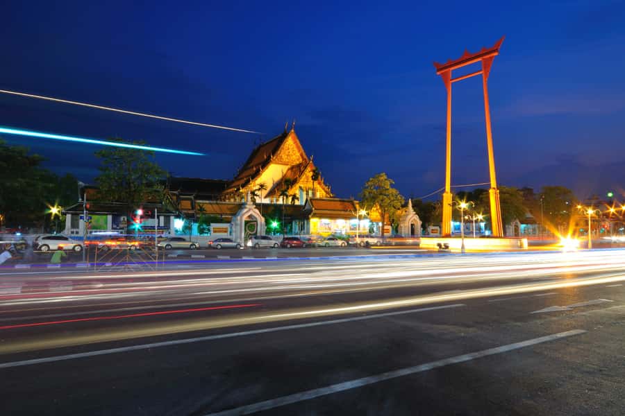 Bangkok Night Tuk Tuk: Private Tour of Markets & Landmarks - A quieter riverside temple stop