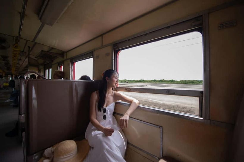 Bangkok: Premium Damnoen Saduak & Railway Market By Food Bus - An 80-minute longtail boat ride through Damnoen Saduak