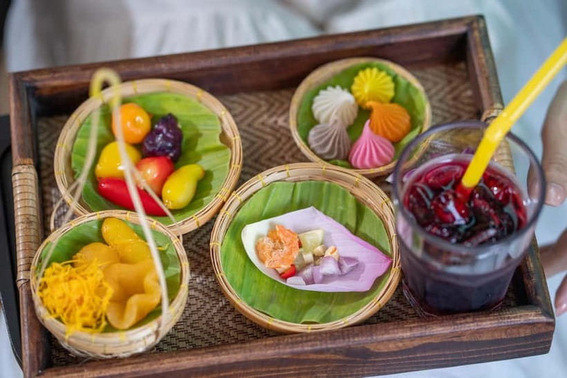 Bangkok: Premium Damnoen Saduak & Railway Market By Food Bus - Pace, group size, and comfort
