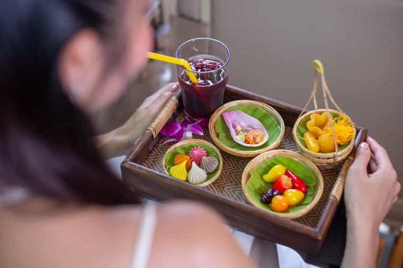 Bangkok: Premium Damnoen Saduak & Railway Market By Food Bus - Mango sticky rice before the markets