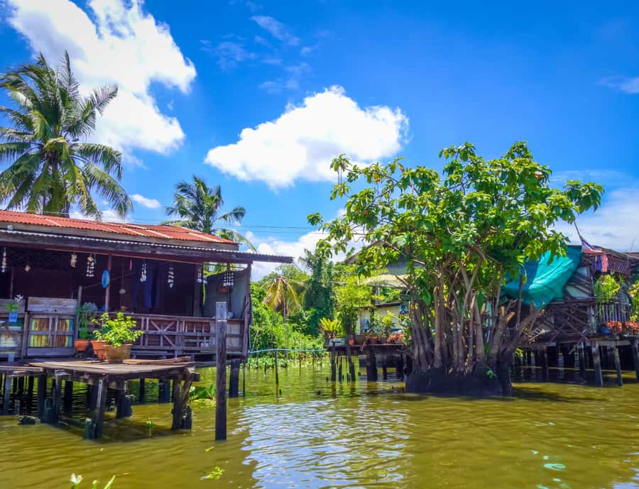 Bangkok: Private Floating & Railway Markets with Farm Visits - Cruising the canals at Damnoen Saduak