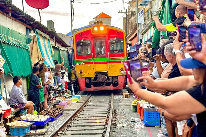 Bangkok: Railway and Floating Market Tour + Dragon Temple - Damnoen Saduak by longtail boat
