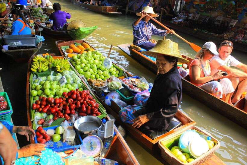 Bangkok: Railway and Floating Market Tour with Dragon Temple - Damnoen Saduak by traditional boat