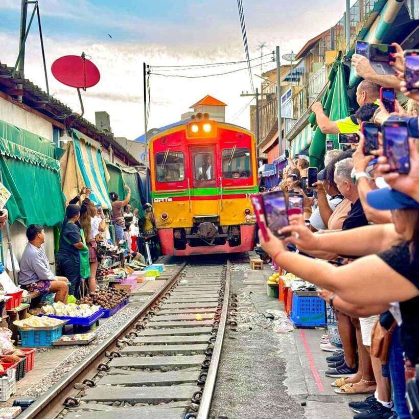 Bangkok: Railway and Floating Market Tour with Dragon Temple - What to bring and who should book