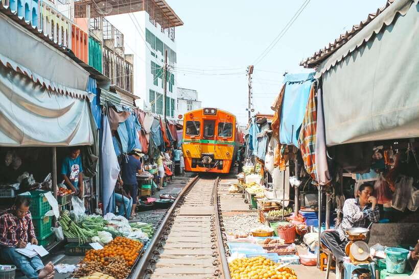 Bangkok: Railway and Floating Market Tour with Dragon Temple - Is $16 good value?