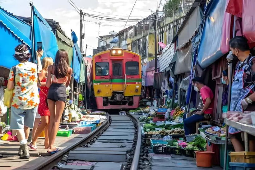 Bangkok: Railway, Floating Market & Chao Phraya Cruise Tour - Seeing Damnoen Saduak from a wooden boat