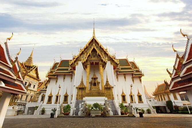 Bangkok's Best: City Highlights & Floating Market Private Tour - Wat Arun and the Chao Phraya crossing