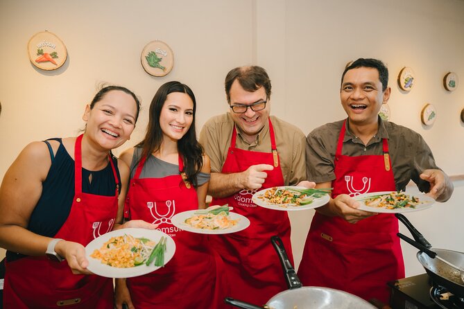 Bangkok Udomsuk Thai Cooking Class with local market tour - Key points