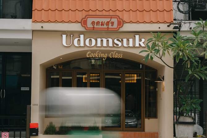 Bangkok Udomsuk Thai Cooking Class with local market tour - What the three hours feel like