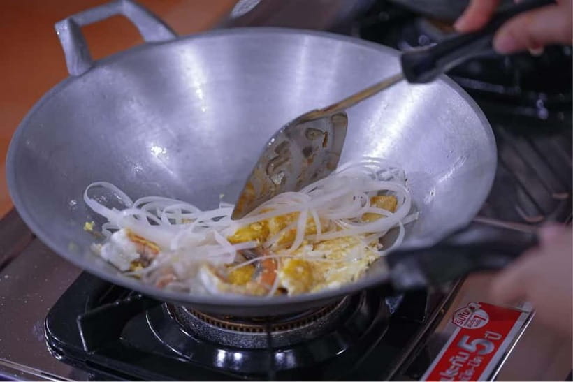 Bangkok: White Lotus Thai Cooking Class with Market Tour - Vegetarian cooks and families can take part