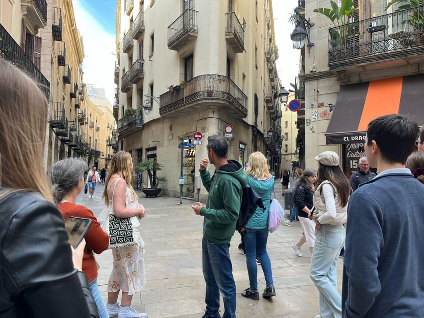 Barcelona: Local Market & Street Food Walking Tour - What the guide adds to the food
