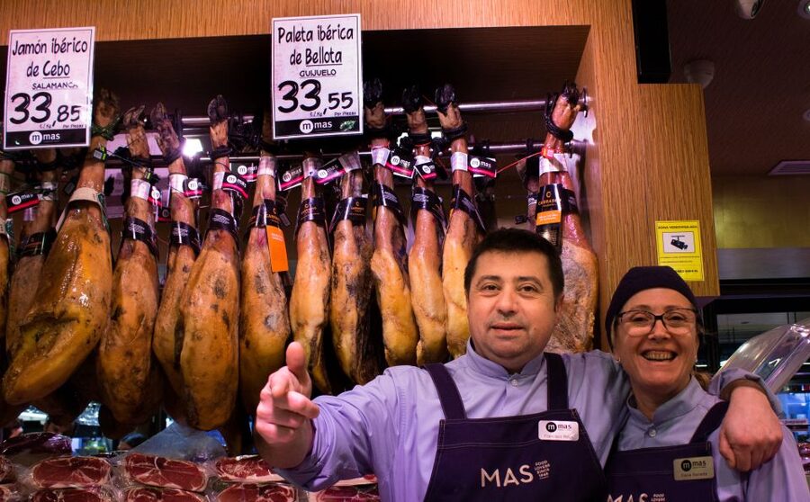 Barcelona: Market, Tasty Tapas/Food and Gothic History Tour - The porrón, wine, and a little table-side theater