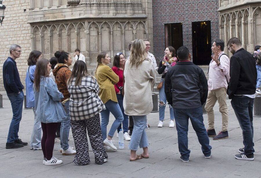 Barcelona: Market, Tasty Tapas/Food and Gothic History Tour - How the small group changes the experience