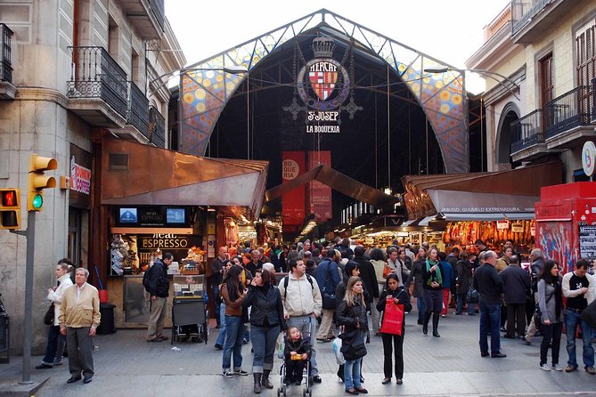Barcelona : Paella Cooking Experience + Boqueria Market Exclusive Tour - What the guides add to the experience