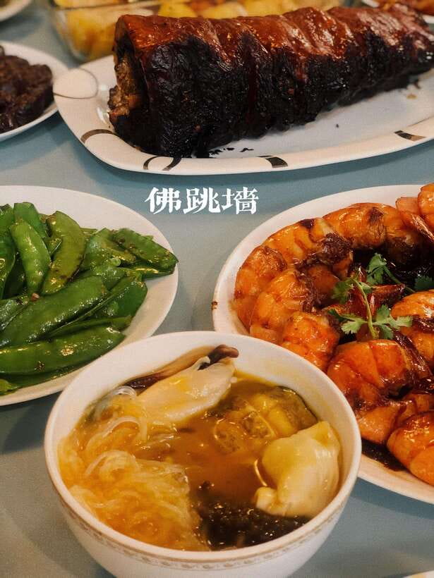 Beijing Market Tour with 10-course Family Feast - One hour of food shopping in a Beijing market