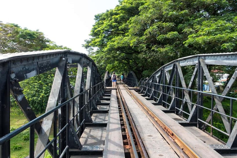 BKK: Damnoen Floating Market, Maeklong Rail & River Bridge - Why the railway market is the perfect opening act