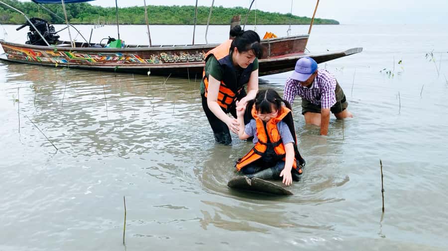 BKK :Meet monkey, mangrove forest, seafood& market -private - Fresh seafood gives the day a proper pause