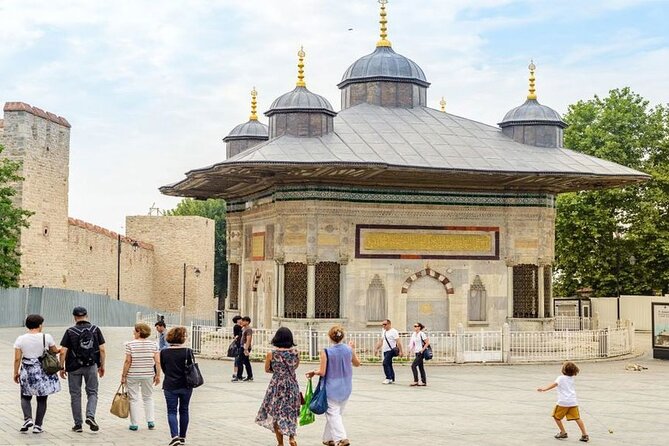 Blue Mosque, Hagia Sophia, Topkapi Palace &Grand Bazaar Tour - Lunch during an eight-hour schedule