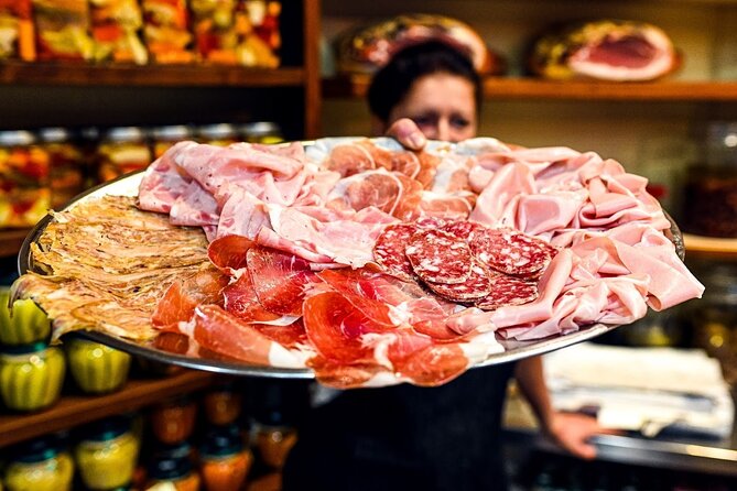 Bologna Food & Market Tour with 6 Tastings, Pasta, Wines & More - Walking the Quadrilatero market
