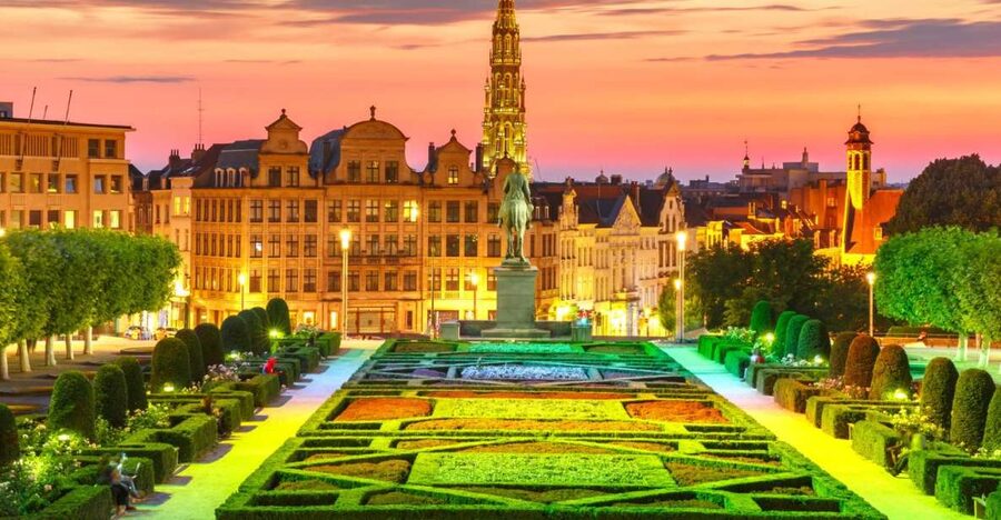 Brussels: Christmas Market Magic Walking Tour with a Local - Meeting local craftsmen and choosing gifts