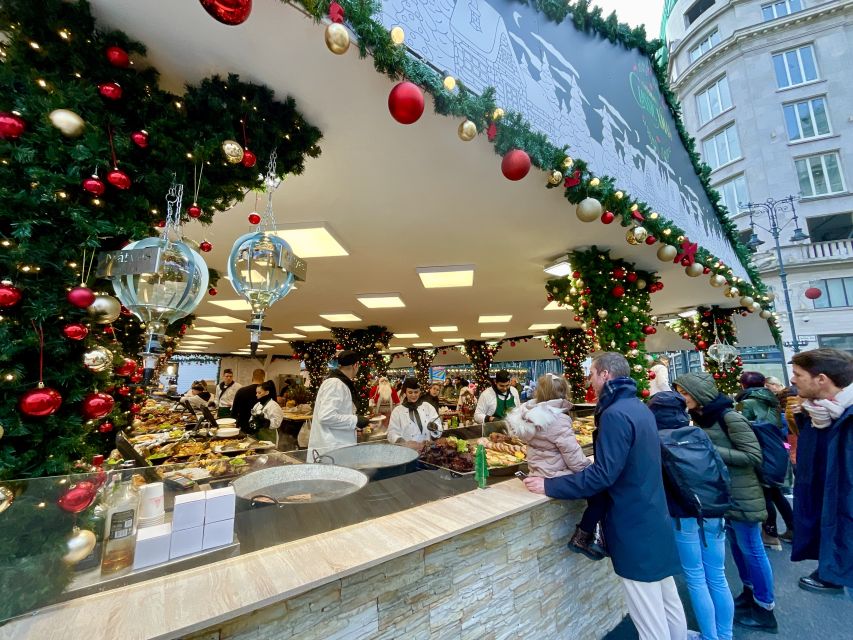 Budapest: Christmas Market Guided Walking Tour with Tastings - Walking through the markets with context