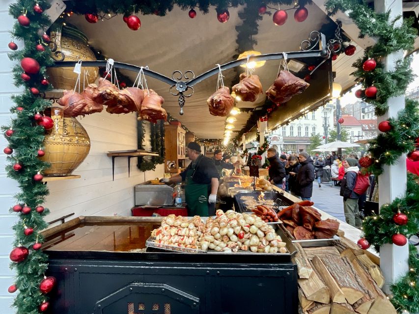 Budapest: Christmas Market Guided Walking Tour with Tastings - What the 2.5-hour timing feels like