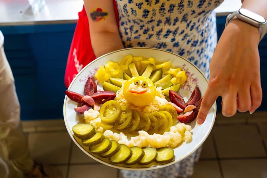 Budapest: Kickstart the City - Local Market Tasting Tour - Meeting at the red Foodapest bag