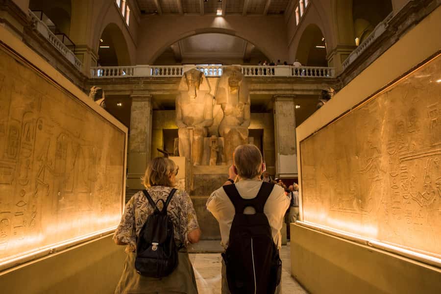 Cairo: Egyptian Museum, Pyramids & Bazaar Tour - Local lunch in Giza