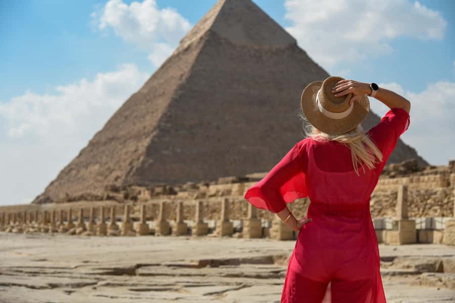 Cairo: Giza Pyramids, Museum & Bazaar Tour with Lunch - A traditional lunch before returning