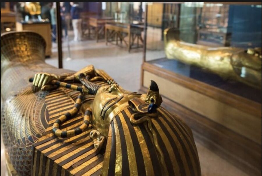 Cairo: Private Giza Pyramids, Egyptian Museum, & Bazaar Tour - Lunch included, with a practical warning