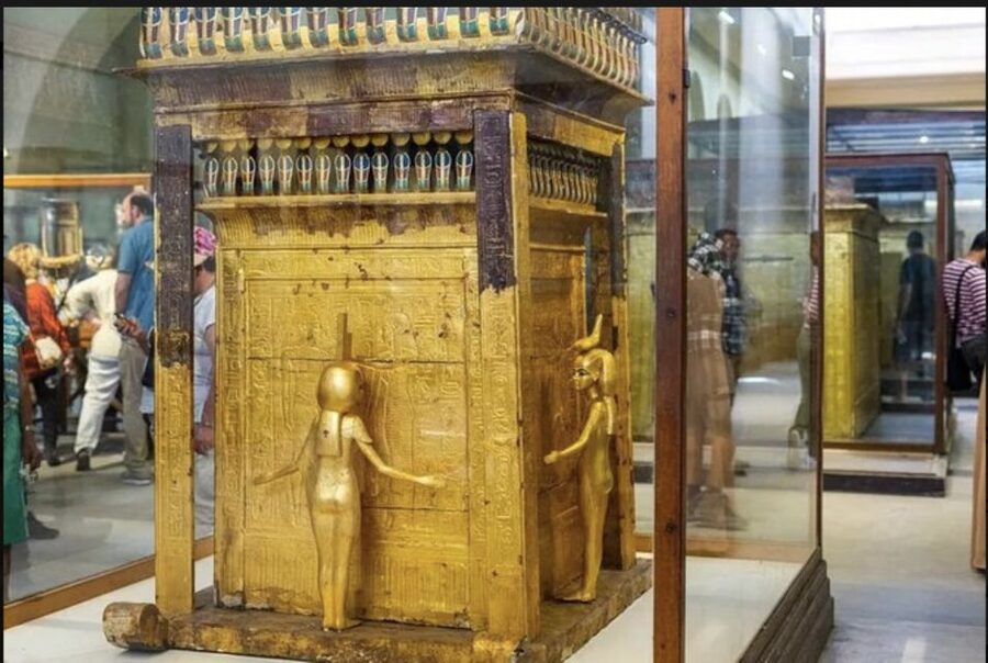 Cairo: Private Giza Pyramids, Egyptian Museum, & Bazaar Tour - Transport through Cairo and the value of a private vehicle