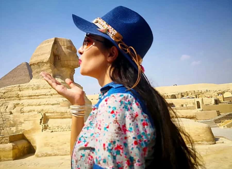 Cairo: Pyramids, Bazaar & Museum with Female Guide - Who should book this experience?