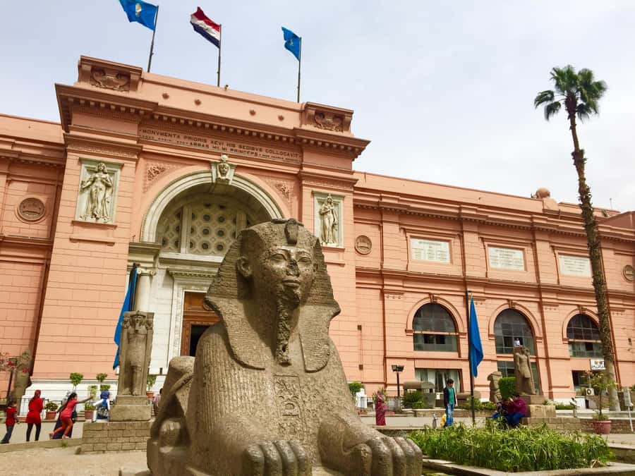 Cairo Tour To Egyptian Museum, Citadel & Khan Khalili Bazaar - Guide languages and the people who suit this tour