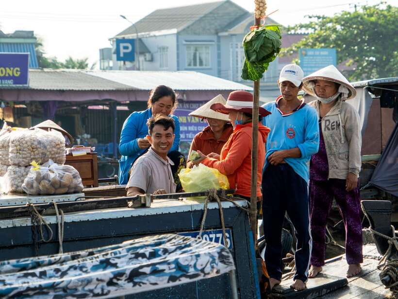 Can Tho: Explore Mekong, Floating Market, Cacao & Local Life - Switching boats and tasting fresh pineapple