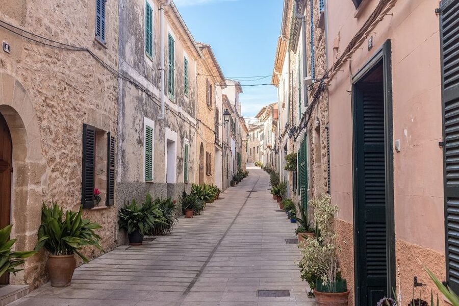 Cap de Formentor: Market, Beach, and Alcudia Tour - Alcudia’s old walls and narrow streets