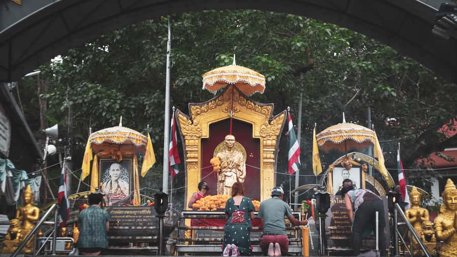 Chiang Mai: Buddhist Almsgiving and Market Tour with Meal - Key points to know before booking