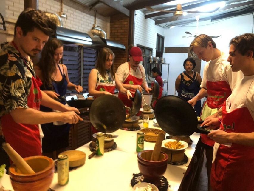 Chiang Mai: Evening Cooking Class and Local Market Visit - Choosing between pad Thai and khao soi