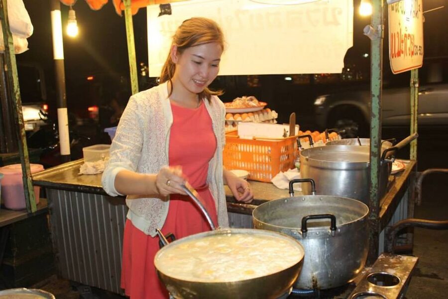 Chiang Mai: Evening Local Street Food Market Tour - Meeting your guide and settling into the evening