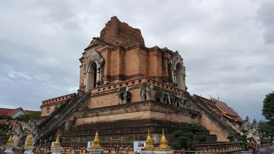 Chiang Mai Light: Tuk Tuk Night Tour with Temples & Markets - Wat Phra Singh and Chiang Mai’s Buddhist character